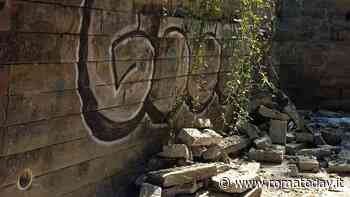 Casal Bruciato, si stacca un pezzo di muro dal sottopasso di piazza Crivelli