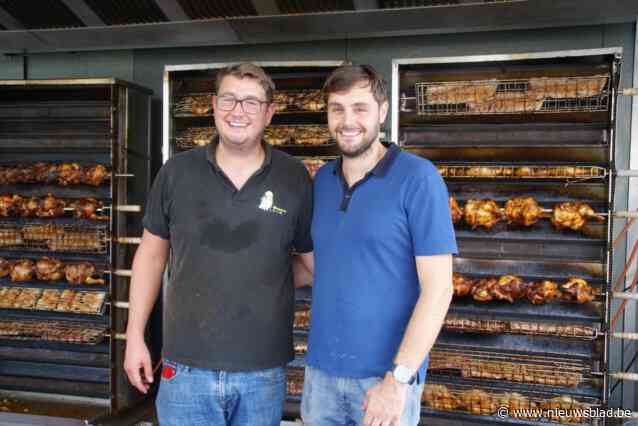 Broers nemen bekend kippenkraam over van hun ouders: “Het is een echte familietraditie, die we niet verloren konden laten gaan”