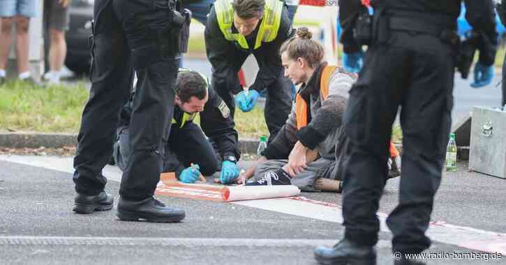 Klimaaktivisten blockieren Straße im Münchner Osten