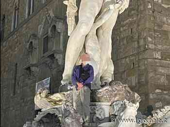 Turista tedesco si arrampica sulla Fontana di Nettuno di Firenze: danni per 5mila euro