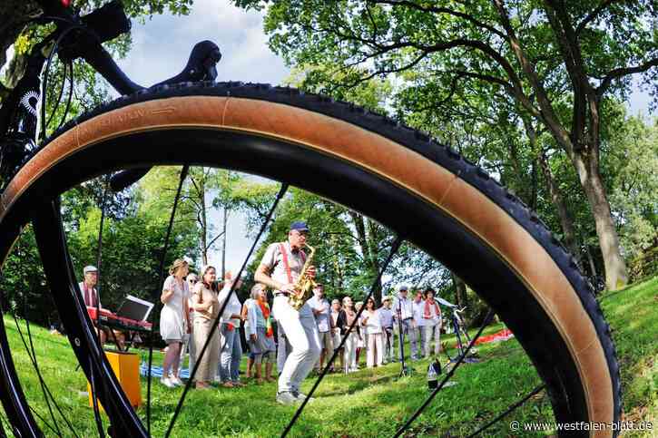 Tausende treten „kunstvoll“ in die Pedale