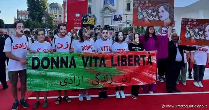 Festival di Venezia, sul red carpet anche la battaglia delle donne iraniane: le immagini del flash mob