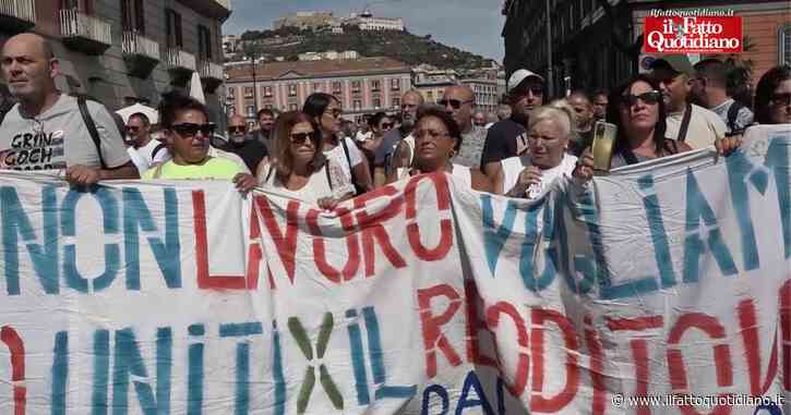 Reddito, ex percettori bloccano la Galleria Vittoria a Napoli: “Come si può vivere con i 350 euro dei corsi di formazione?”