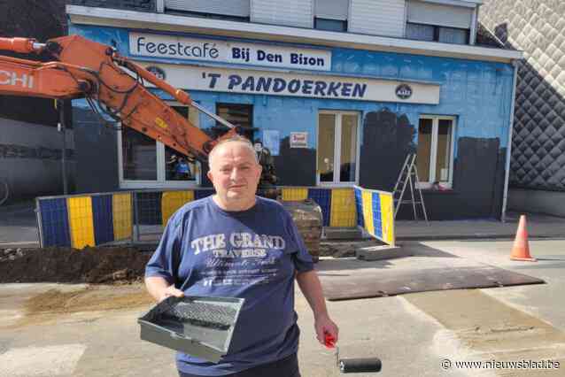 Cafébaas schildert zijn gevel uit protest pikzwart: “Jarenlang blauw café geweest,  maar de onaangekondigde aanleg van een nieuw fietspad, is een mes in de rug.”