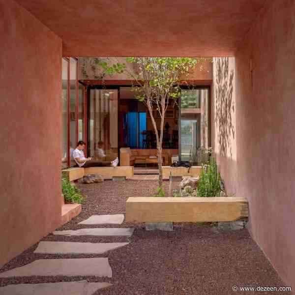 Práctica Arquitectura splits red infill home in Mexico with central courtyard