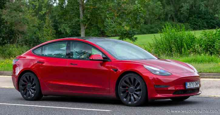Electric Car Bricks Up in Middle of Busy Road, Becomes 9-Hour Headache