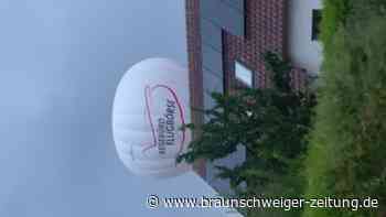 Heißlutftballon landet in Wolfenbütteler Wohngebiet