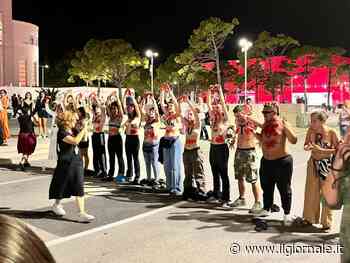 "Stupratore". Femministe a seno nudo contro Woody Allen a Venezia