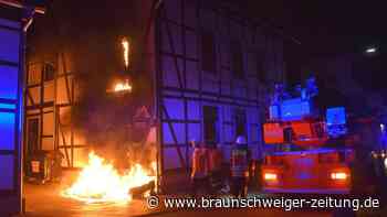 Zwei Brände im Wolfenbüttel: Flammen schlagen an Fachwerkhaus