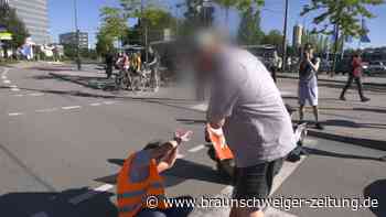Straßenblockade in München: Autofahrer ohrfeigt Klimaaktivisten