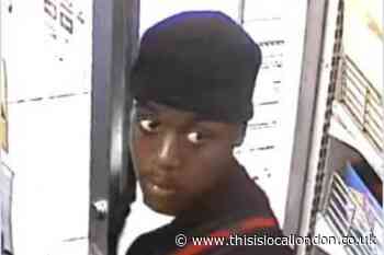 Croydon Saviours Road: Police release images after attempted robbery