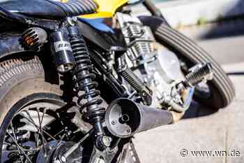 Motorradfahrer bremst Auto aus und spuckt Fahrerin ins Gesicht