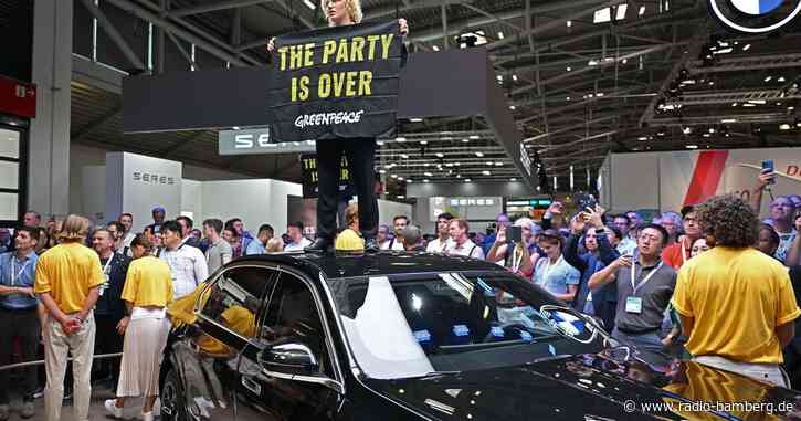 Greenpeace-Aktivisten stören Kanzlerrundgang auf IAA