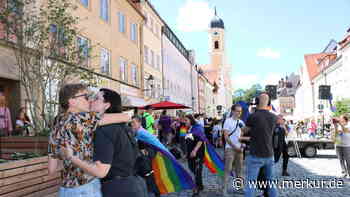 Hunderte Pride-Teilnehmer zeigen Flagge bei Demo in Kaufbeuren