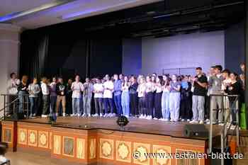 Bunter Abend: „Klein gegen Groß“ im Gymnasium St. Xaver in Bad Driburg