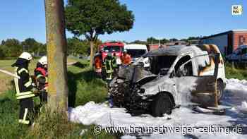 Wolfenbüttel: Auto geht nach Unfall in Flammen auf