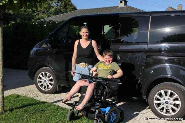 Taxidienst afgeschaft en dus is Lennert (12) weer urenlang met bus onderweg naar en van school: “Dit is een hel voor hem”