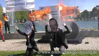 1,5-Grad-Zeichen steht in Flammen - Klimaprotest am IAA-Gelände