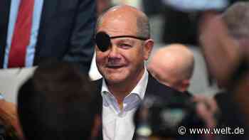 „Für manche Strecken nimmt man besser das Auto“, witzelt Scholz auf der IAA