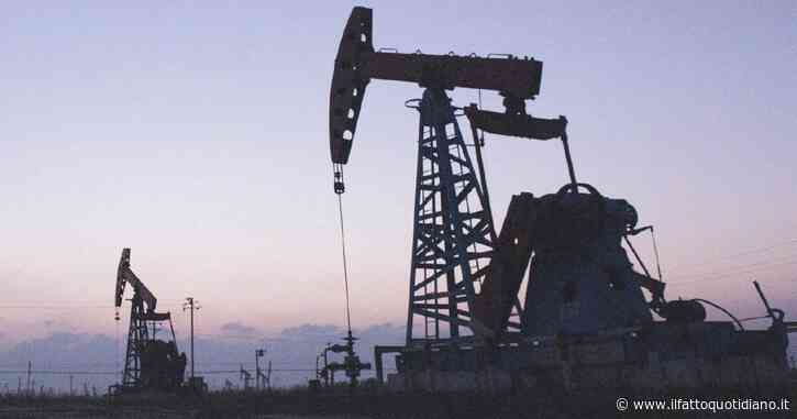 Arabia Saudita e Russia tagliano la produzione di petrolio: vola il prezzo del greggio. Così si rischia un nuovo rialzo dei carburanti