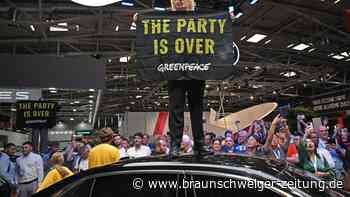 Greenpeace-Aktivisten stören Kanzlerrundgang auf der IAA