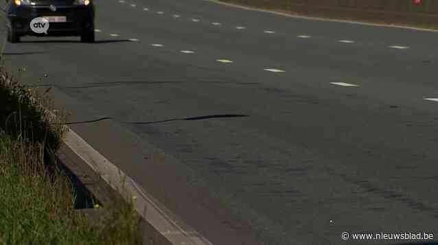Wegdek A12 in Aartselaar ligt er belabberd bij: “Ik kan de auto soms moeilijk onder controle houden”