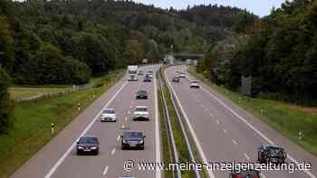 „Heraus komplimentiert“: Frau nach Streit einfach auf der Autobahn stehen gelassen