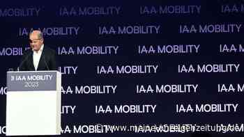 IAA: Scholz gibt den Auto-Kanzler – und witzelt über seinen Unfall: „Für manche Strecken…“ 