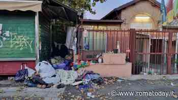 La vecchia edicola trasformata in dormitorio: materassi e panni stesi tra scuola e centro anziani