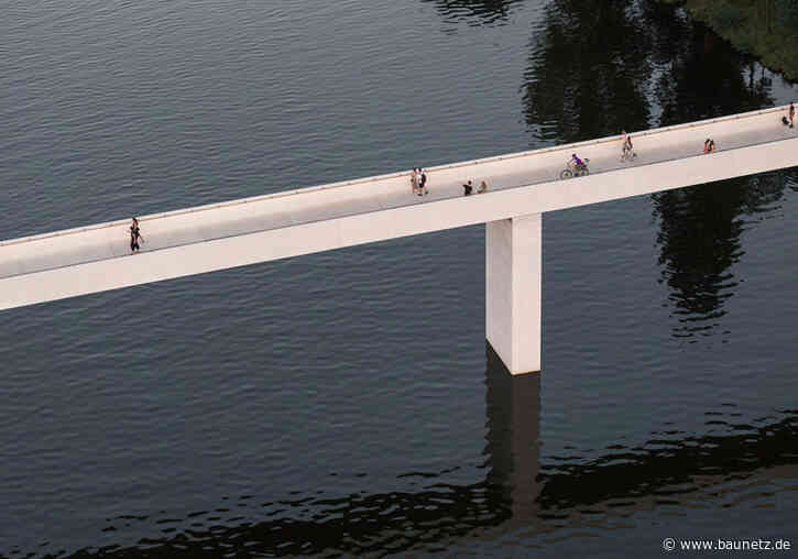 Walk the White Line
 - Fußgängerbrücke in Prag