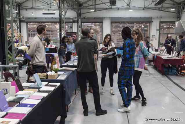 Poetik Bazar palmt Hallen van Schaarbeek in