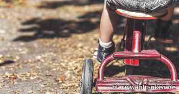 Hirschaid: Bub (5) auf Dreirad klemmt sich Hand ein - Feuerwehr hilft