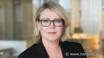 "Nur ein kälterer Platz in der Hölle": Dafür bekommt Bild-Chefin Marion Horn auf der Bühne viel Applaus