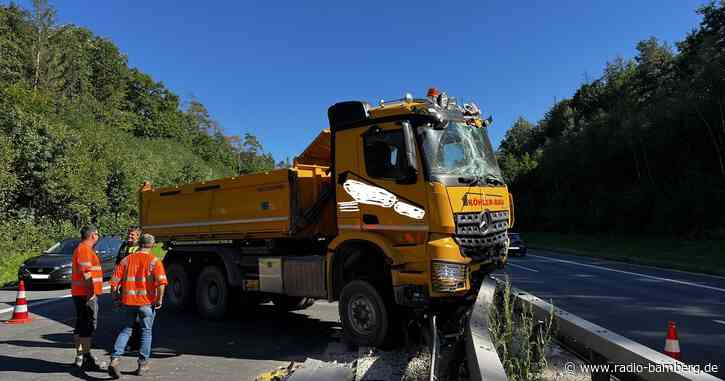 Muldenkipper fährt auf der A73 auf Sattelzug auf und prallt in Mittelschutzplanke