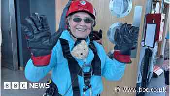 Portsmouth: Woman marks 90th birthday with charity abseil