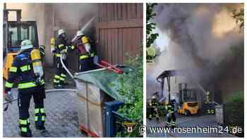 Lagerhalle mit Oldtimern brennt in München - große Rauchwolke über der Stadt
