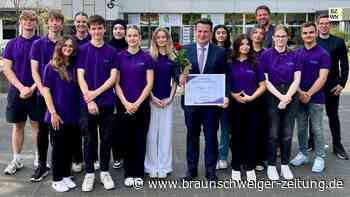 Hubertus Heil lobt Peiner Schüler für pfiffige Solar-Flasche