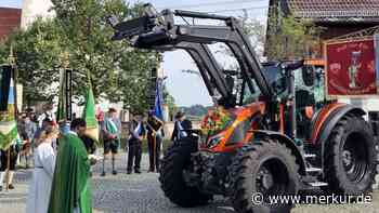 Gast aus Uganda weiht neues 200.000-Euro-Fahrzeug der Gemeinde