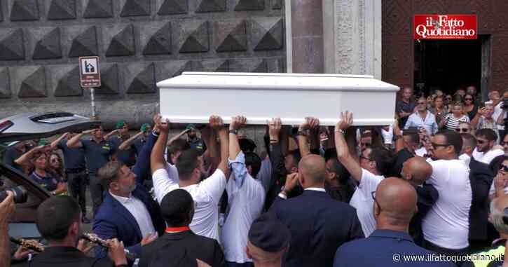 Omicidio Cutolo, folla ai funerali del musicista ucciso a Napoli: “Dietro a ‘pizza e mandolino’ c’è violenza. È una città da salvare”