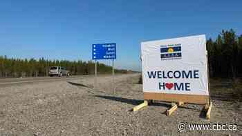By road and by air, Yellowknifers head home after 3-week evacuation