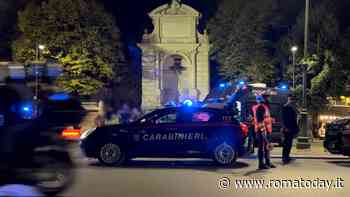 A Trastevere la movida si fa violenta. Giovanissimi assaltano un palazzo: minacce e porte prese a calci