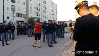 VIDEO | Tor Bella Monaca, maxi operazione nella piazza dello spaccio "ferro di cavallo"
