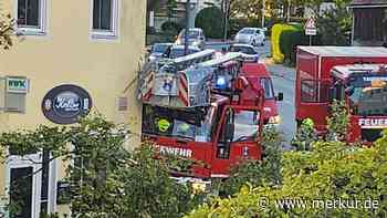 Lenkrad klemmt: Drehleiter prallt gegen Hauseck