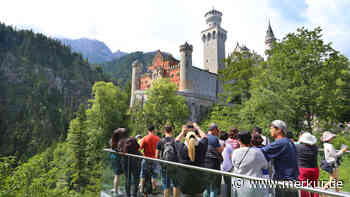 Schloss Neuschwanstein: Unbekannte tritt gehbehinderter Frau in den Bauch