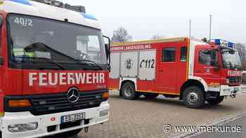 Auto brennt an Tankstelle aus