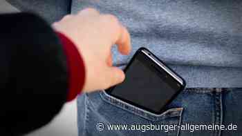 Handydiebstahl vereitelt: Polizei sucht aufmerksamen Fußballfan