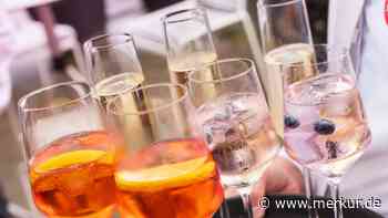 So einfach verlängert man den Sommer mit einem Glas Lillet Wildberry in der Hand