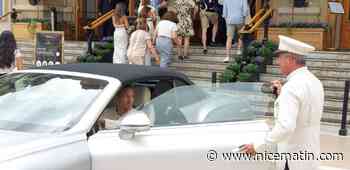 Comment portiers et voituriers mettent en valeur les voitures de grandes fortunes l'été sur la place du Casino de Monte-Carlo