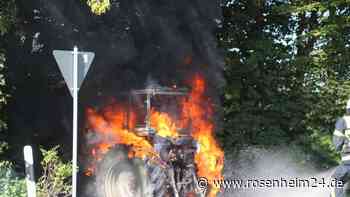 Traktor steht in Riedering in Flammen