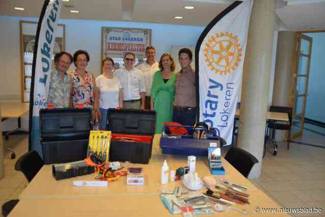 Stadsbestuur en Rotary schenken materiaalkoffers aan Lokerse scholen in strijd tegen kinderarmoede